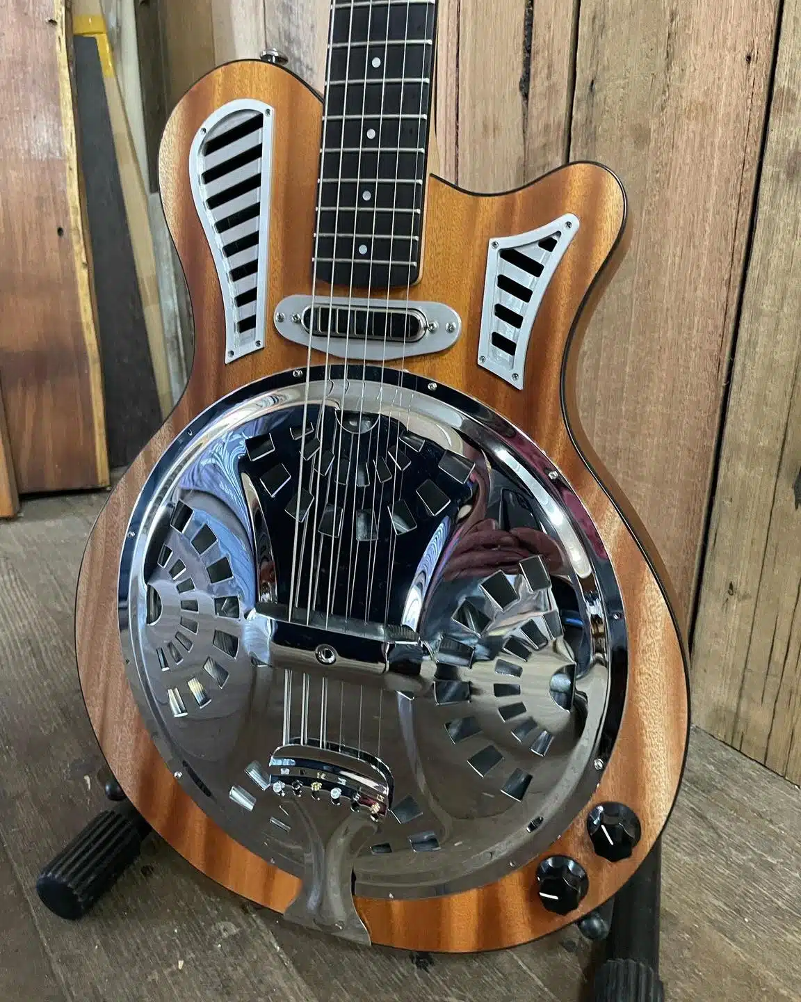 Guitars (8) Guitars (8)